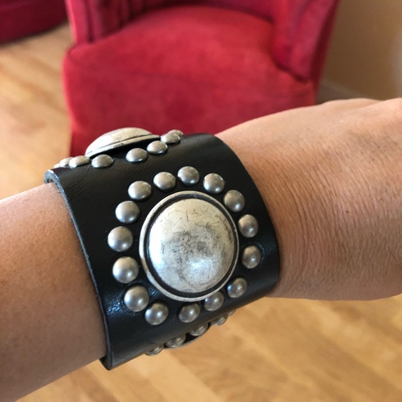 Jewelry - Lovely leather cuff 🦋